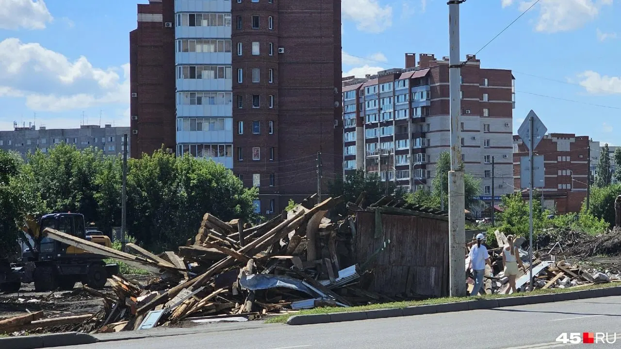 Частный дом на Пушкина, 54 разобрали, чтобы создать новую зону отдыха. Жильцы не хотели уезжать — одна из них переехала в маневренное жильё и намерена судиться за постоянное жильё.