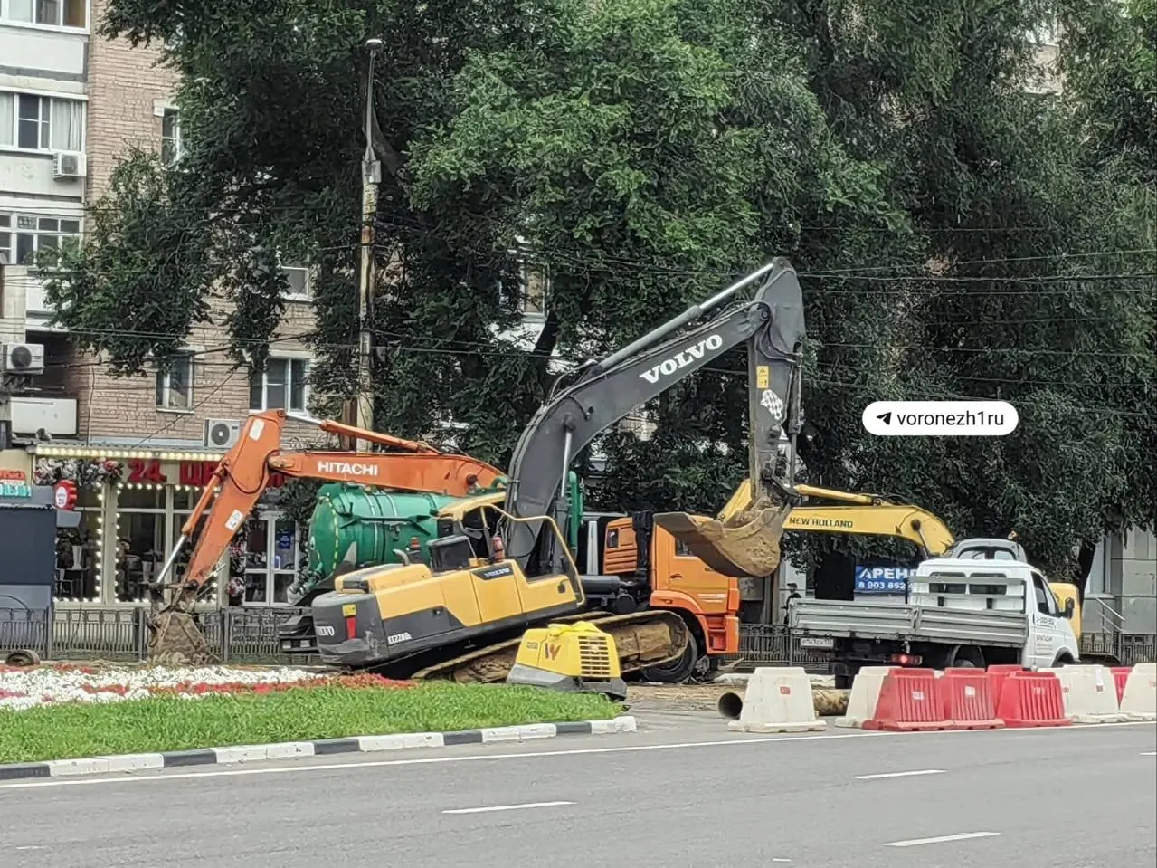Во время промывки коллектора на Московском проспекте жители ощущают сильный неприятный запах. Движение частично ограничено, автомобилисты стоят в пробках; работы обещают завершить в ближайшие дни.