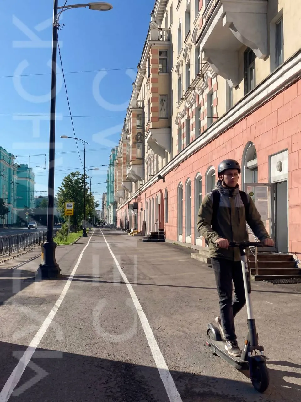 С осени в Мурманске вступят в силу правила, которые определят места для парковки электросамокатов и запретят их использование в ряде популярных прогулочных зон.