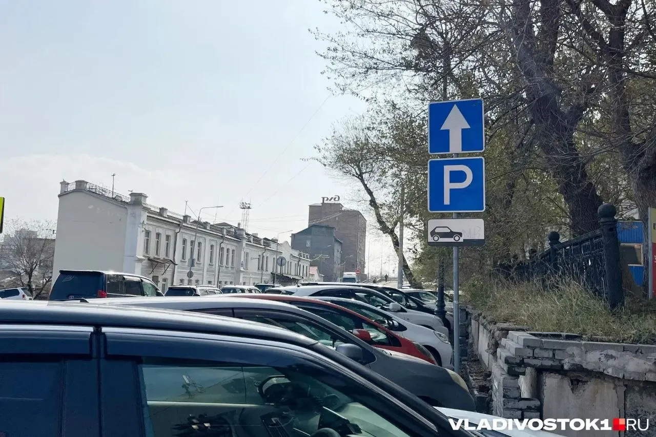 Местные утверждают, что у дома на Сахалинской улице возникла неофициальная автостоянка, где берут плату с водителей; полиция начала проверку.