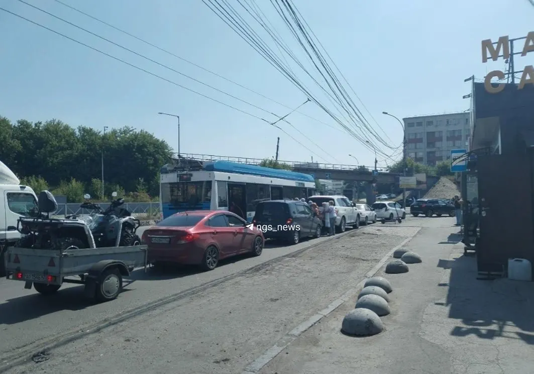 У заправки Teboil на Фабричной стоят около двадцати автомобилей. 92‑й бензин продают по 80,7 руб., 95‑й — по 85,1 руб.