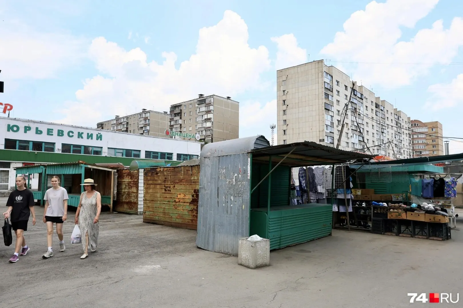 Рынок в Ленинском районе выставили тремя лотами: торговый комплекс, помещение бывшего кафе и доля в торговых площадях. Прием заявок продлится до 24 июля, аукционы пройдут 28 июля.