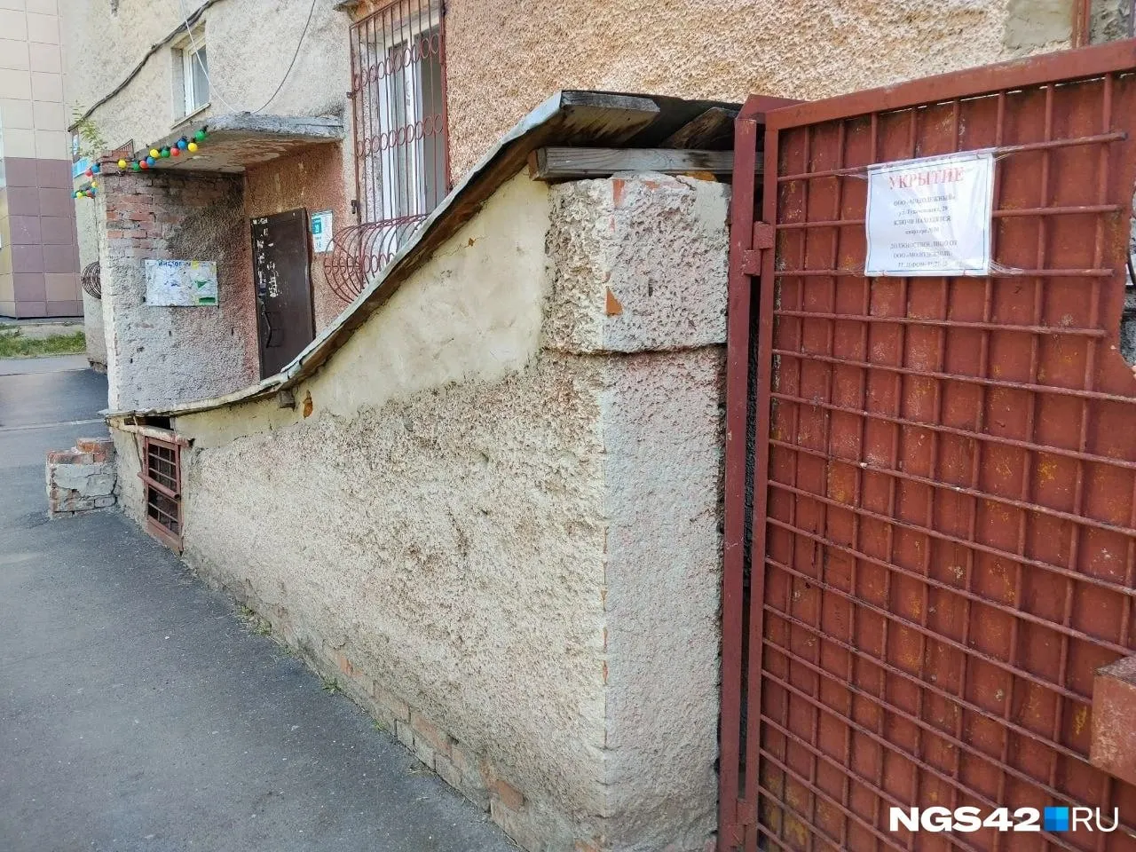 На ФПК у дома на Тухачевского, 29 — старый дом и пристройка к подвалу. На огромный подвал выставлена всего одна лавочка. Представитель управляющей компании заявил, что лавочки относятся к поликлинике и при необходимости доставят ещё со склада; по нормативам их должно быть до пяти.
