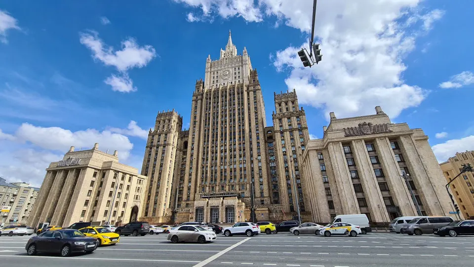 В МИД РФ утверждают, что власти Латвии, Литвы и Эстонии готовят массовые депортации русскоязычного населения. Российские власти намерены обратиться в Международный суд и расширили полномочия на применение войск за рубежом на фоне предупреждений западной разведки.