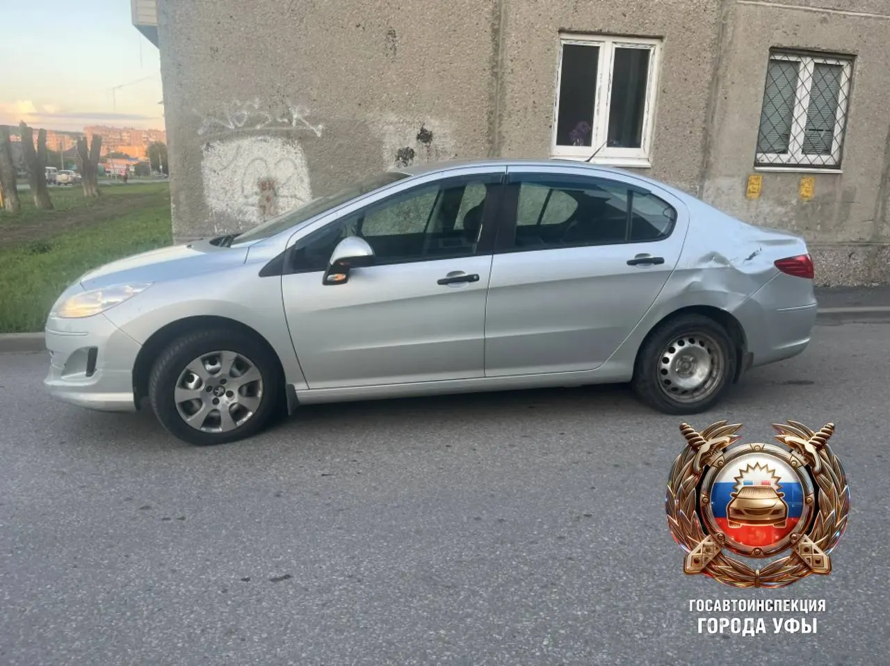 25‑летний водитель на Peugeot 408 наехал на двух детей напротив дома на Вологодской, 76; 14‑летний подросток и 4‑летний пассажир доставлены в больницу с травмами.