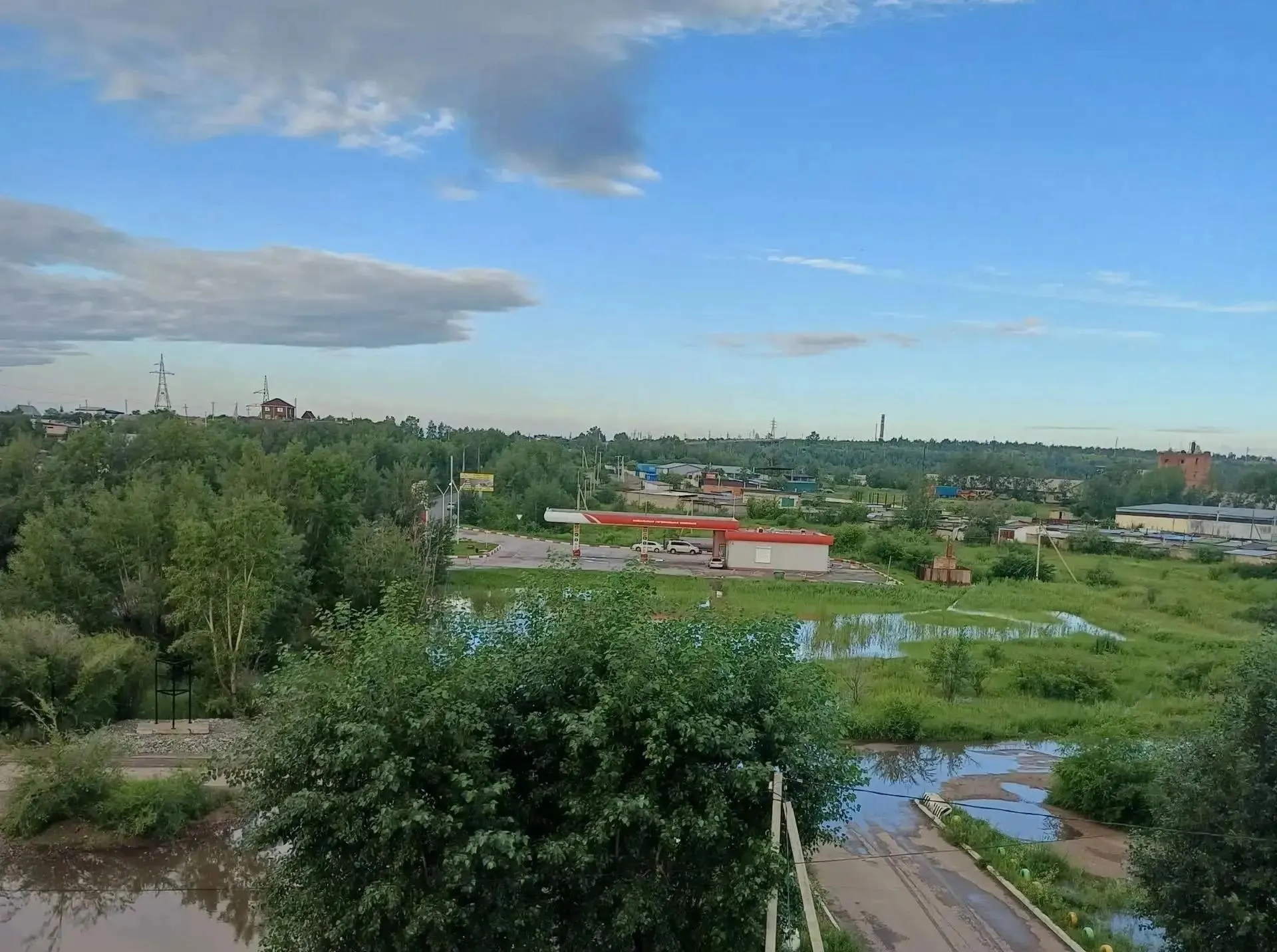 Грунтовые и дождевые воды образовали «озеро» у дома: жители требуют восстановления водоотводной трубы и канавы, а власти обещают обследование и включение работ в планы.
