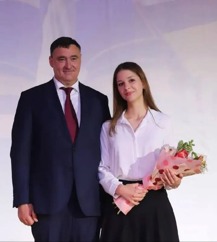 Выпускница лицея №3 из Иркутска набрала 300 баллов на ЕГЭ и планирует поступать в медицинские вузы других городов, в том числе в Москве. В регионе предлагают ежемесячную стипендию в 5 тысяч рублей для отличников на первые три года обучения.