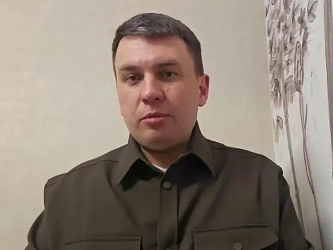 Следствие обвиняет Илью Ремесло в распространении заведомо ложной информации об использовании ВС РФ. Поводом стал опубликованный четыре месяца назад манифест с критикой власти. Суд рассматривает ходатайство об отправке его в СИЗО.