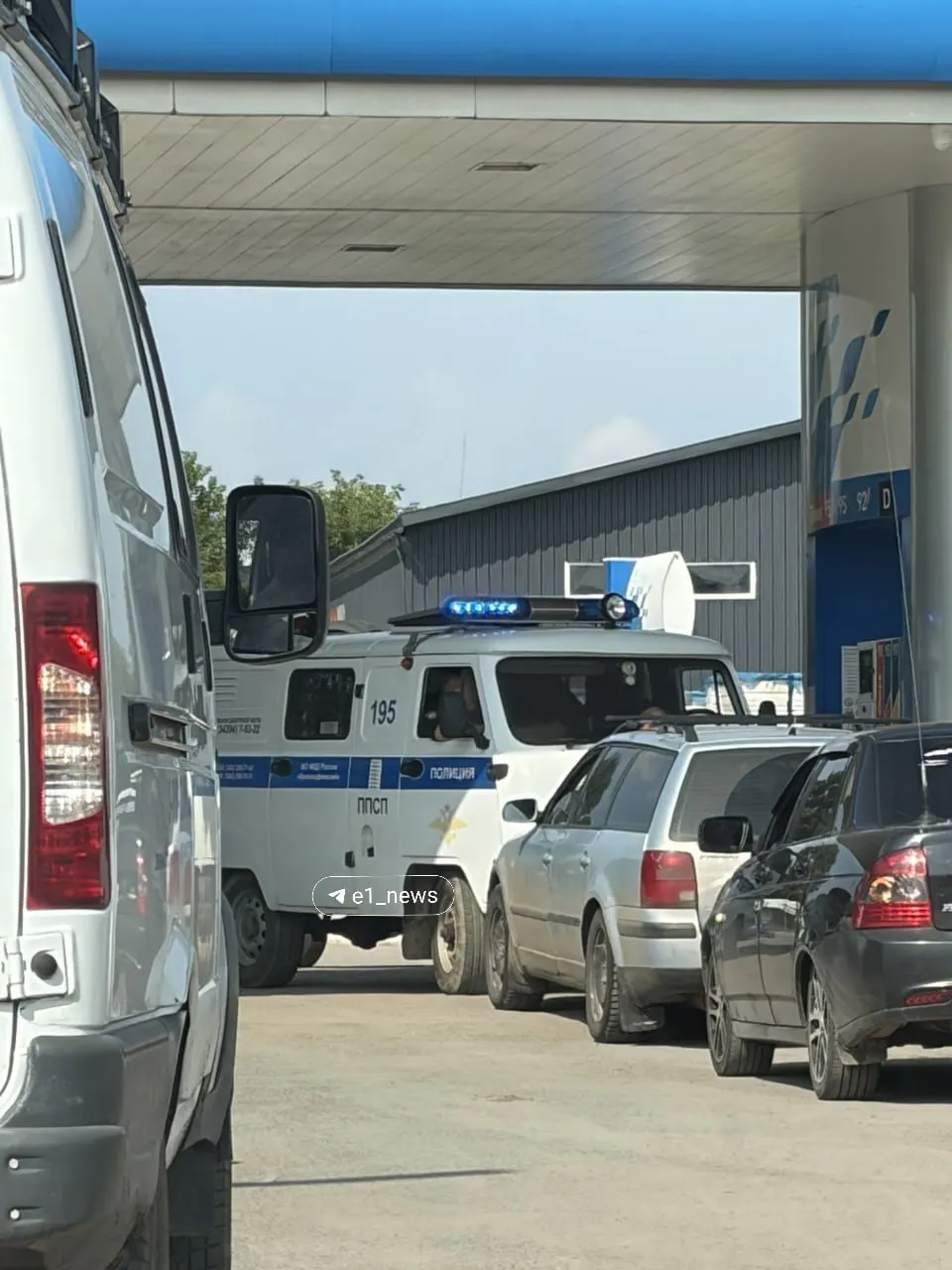 Читатель прислал фото с АЗС в Красноуфимске: на снимках видно два полицейских автомобиля, которые заправлялись вне очереди. Разъясняем, какое право есть у экстренных служб, и просим ваше мнение.