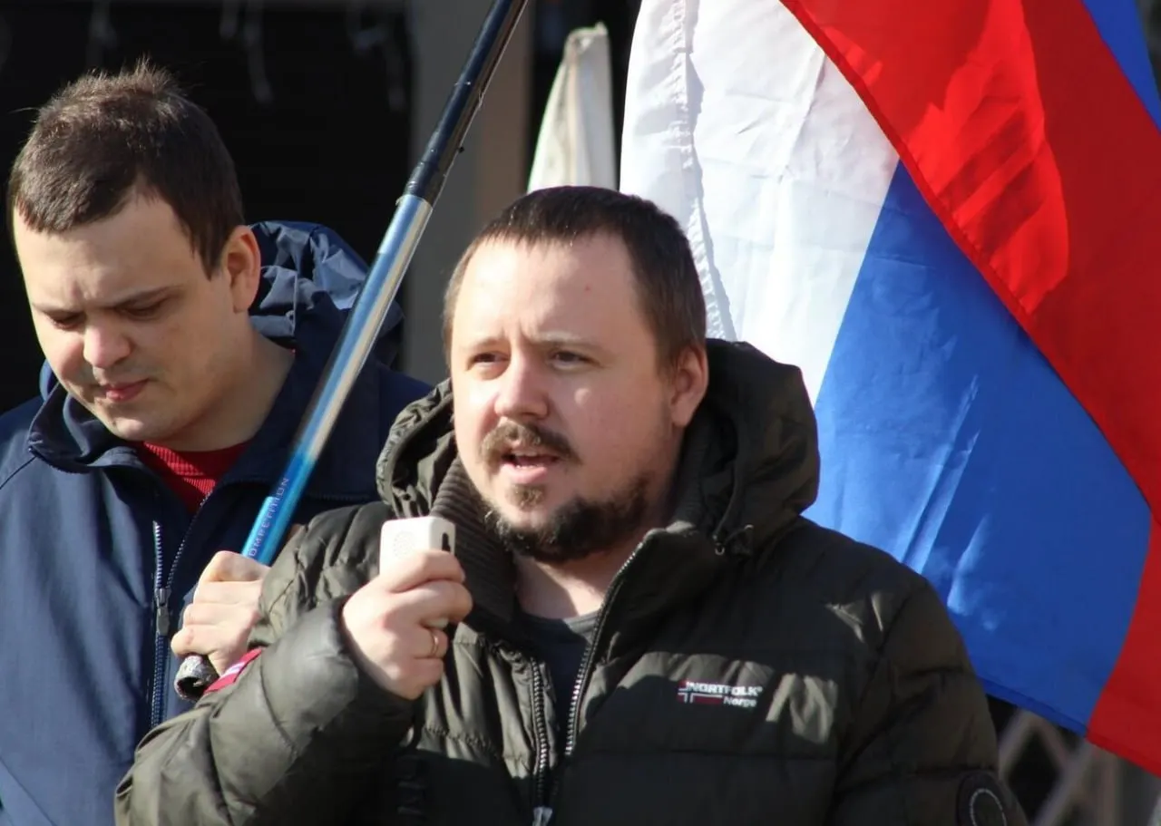 Утром у Сычёва прошёл обыск; суд назначил ему сутки административного ареста по статье о «возбуждении ненависти либо вражды». Правозащитники связывают меры с публикацией в одном из телеграм‑каналов.