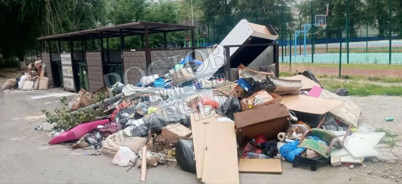 Во дворе дома на 40‑летия Победы образовалась стихийная свалка — жильцы утверждают, что коммунальщики не вывозят мусор, а частные фирмы требуют плату.