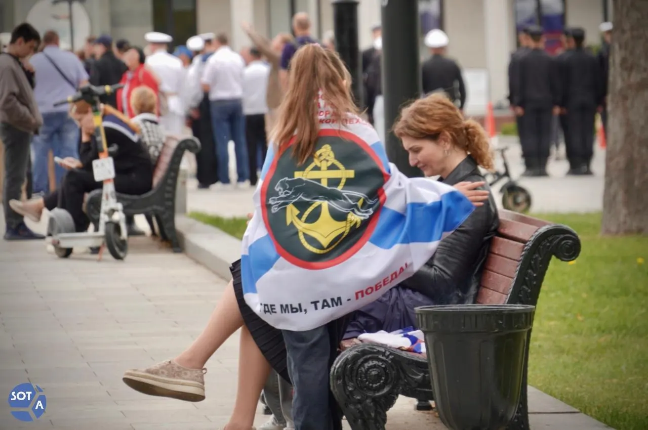 В Москве в последнее воскресенье июля отметили День Военно-морского флота: заплывы на байдарках, бесплатный вход в Музей Победы для гостей в тельняшках и акции на Красной площади.
