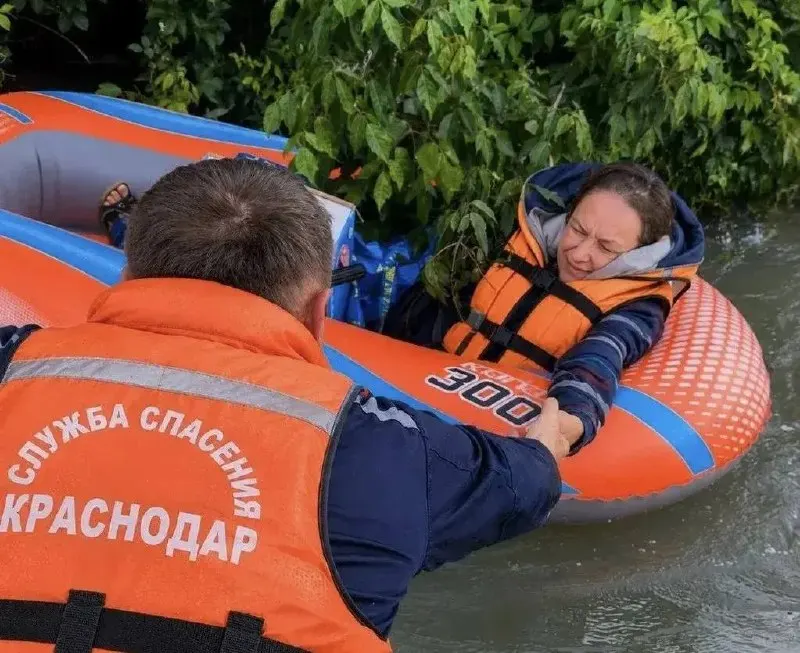 Купаться в Кубани запрещено: вода не соответствует санитарным нормам. С начала года в границах Краснодара спасли 12 человек, трое из них — дети. Для безопасности развёрнуты четыре сезонных спаспоста.