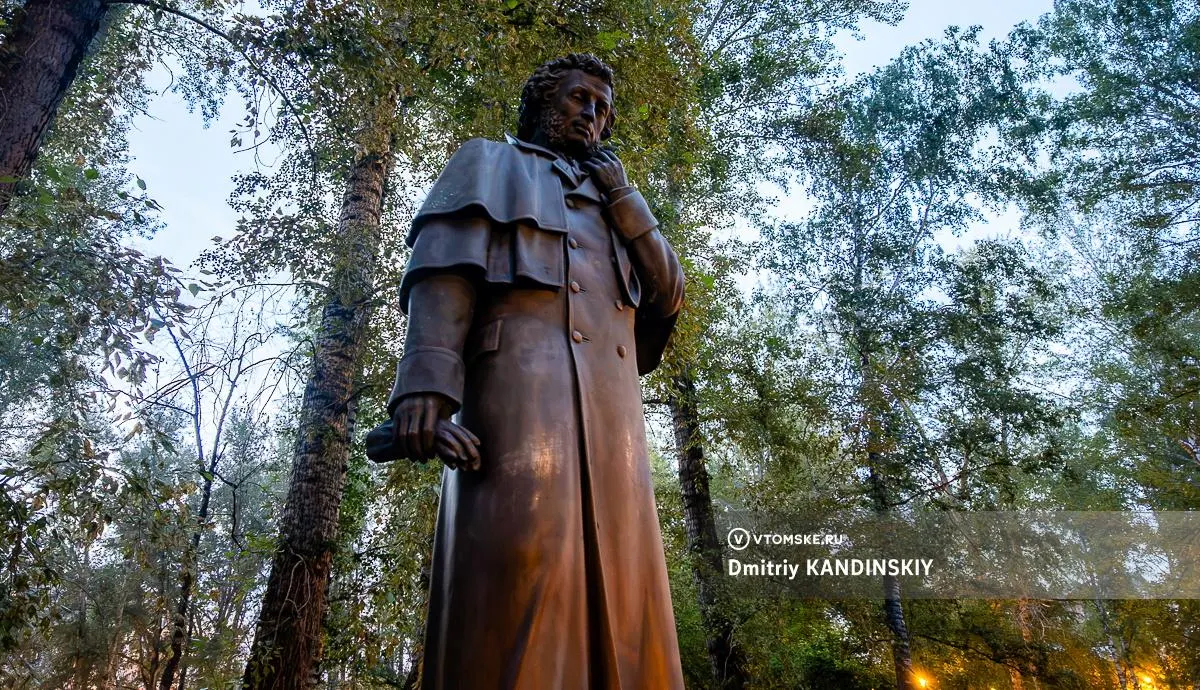 В парке Буфф‑сад открыли скульптуру Пушкина в полный рост — её создал воронежский скульптор на частные средства и передал городу.