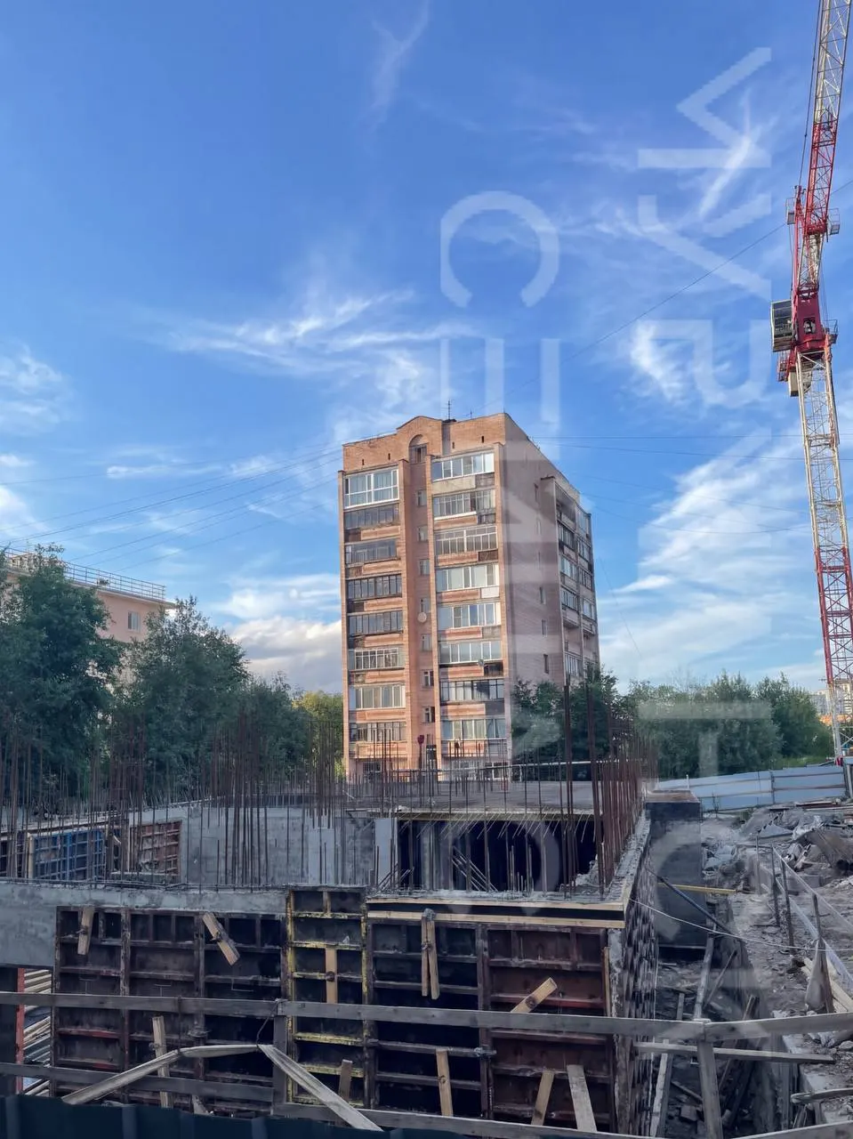 На улице Журбы продолжается строительство четырёхэтажной гостиницы площадью почти 1,9 тыс. м²; фундамент уже залит, сдачу объекта планируют до конца 2026 года.