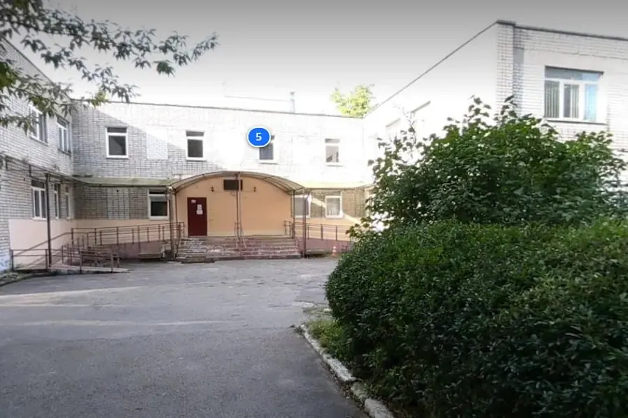 Проект реконструкции реабилитационного центра для детей и подростков с ограниченными возможностями на ул. Красноярская, 5 получил положительное заключение государственной экспертизы. Работы запланированы на 2026–2027 годы, стоимость оценивается в примерно 1,27 млрд рублей.