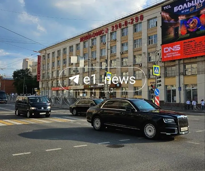В центре Екатеринбурга зафиксировали автомобильный кортеж во главе с Aurus и черный микроавтобус Volkswagen.