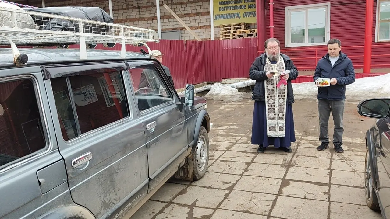 Военнослужащий из Удмуртии вернулся в родной посёлок Кез на автомобиле «Нива», которую прихожане освятили и в апреле 2025 года направили для эвакуации раненых на фронте.