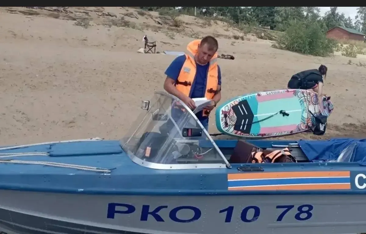 Во время прогулки на сапборде у полуострова Копылово сильное течение отнесло женщину с ребёнком далеко от берега. Спасатели оперативно подняли их на катер и доставили на сушу, медицинская помощь не потребовалась.
