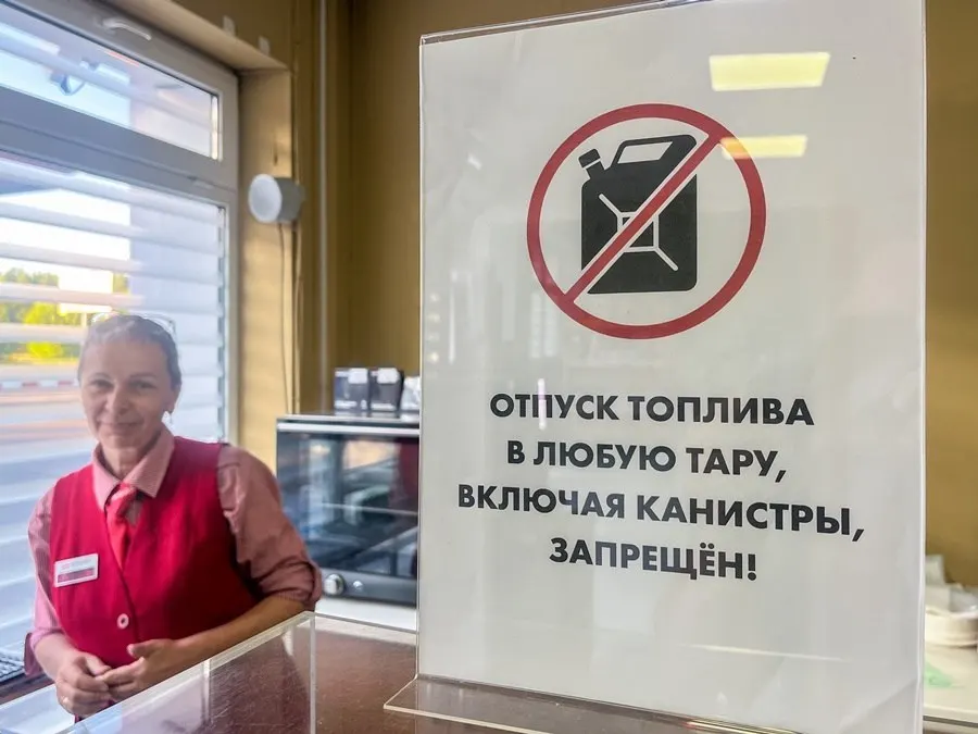 В Новороссийске и по всему Краснодарскому краю введён запрет на продажу и заправку топлива в канистры и другие ёмкости. Власти объясняют меру повышенным уровнем террористической угрозы и необходимостью защиты сотрудников и имущества АЗС.