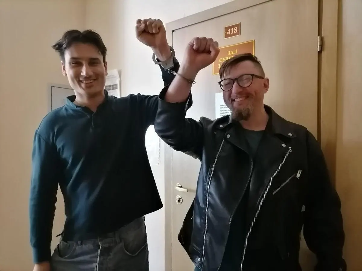 Смольнинский суд отправил под арест на 10 суток Олега Мухина и Ивана Апостолевского за публикации старых ссылок на зарубежные соцсети. Один из них — кандидат в областное собрание от КПРФ; привлечение по этой статье лишает права участвовать в выборах на год после вступления решения в силу.