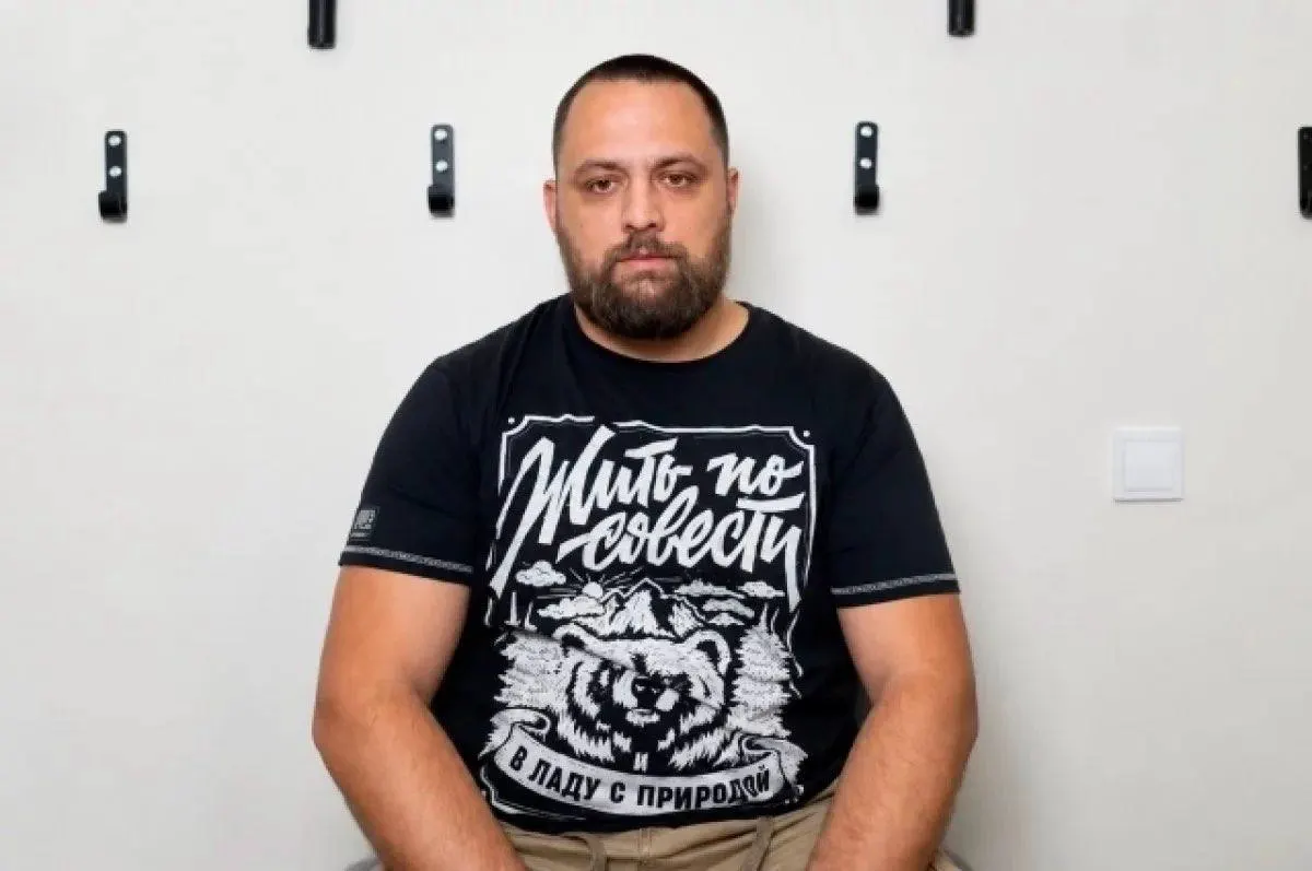 Ветеран СВО Александр Воевода, который задержал нападавшего с мачете в торговом центре Краснодара, направил часть полученной денежной награды на поддержку сослуживцев в зоне боевых действий.