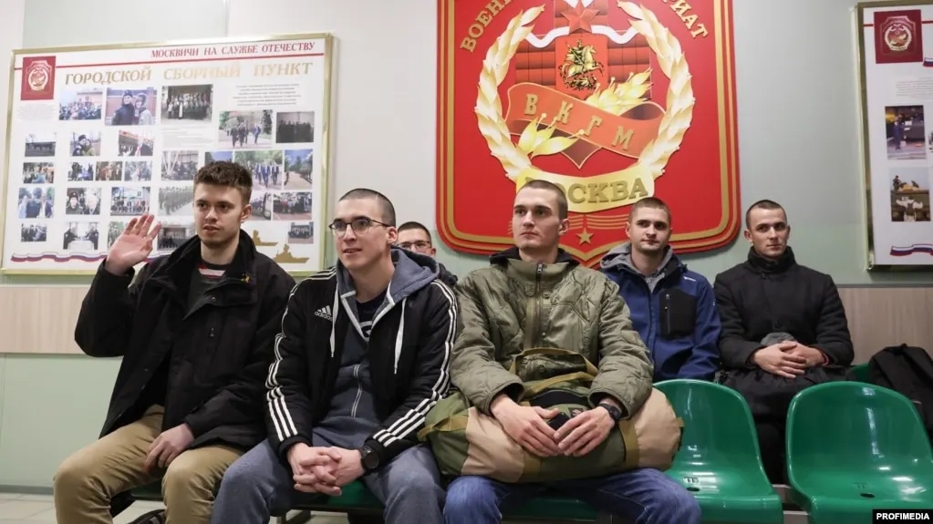 Бывший сотрудник военной полиции приговорён к 10 годам лишения свободы и лишению звания за получение взяток от военнослужащих, обвинявшихся в самовольном оставлении части. Родственники отмечают, что таких солдат иногда снова направляют на фронт.