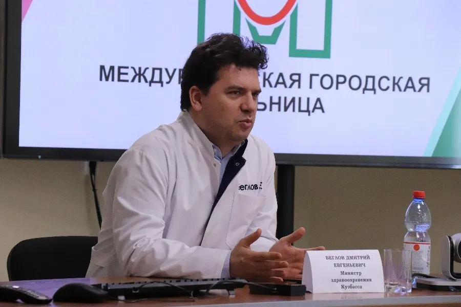 Центральный районный суд Кемерова признал экс‑министра виновным в получении взяток по нескольким эпизодам; ему назначили 6,5 года колонии строгого режима и штраф в 25 млн рублей.