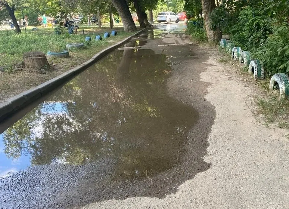 Авария на водопроводе оставила дом на проспекте Металлургов без водоснабжения, а протечка продолжает затапливать внутриквартальную дорогу. В «Концессиях водоснабжения» пообещали направить бригаду для устранения неисправности.