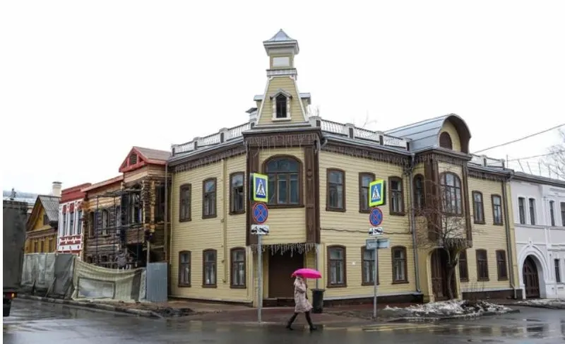 Семью, чьи предки жили в усадьбе почти век, принудительно выселили из аварийного дома на Студёной ради развития гостиничного бизнеса; выплаченная компенсация оказалась недостаточной, семью разместили в одну комнату кризисного жилья.