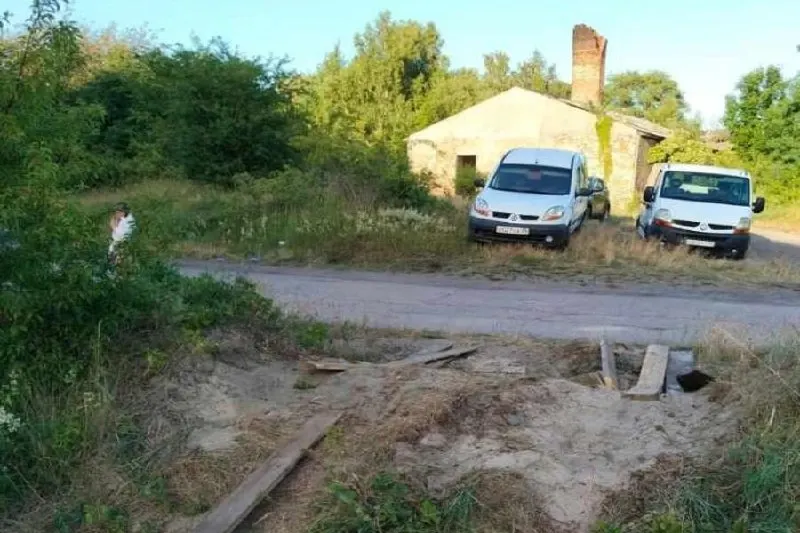 На Балтийской косе местные жители роют рвы и ямы вдоль берега, пытаясь помешать автомобилям проезжать к дюнам; отдыхающие засыпают преграды, а берег заполняют палатки и машины.