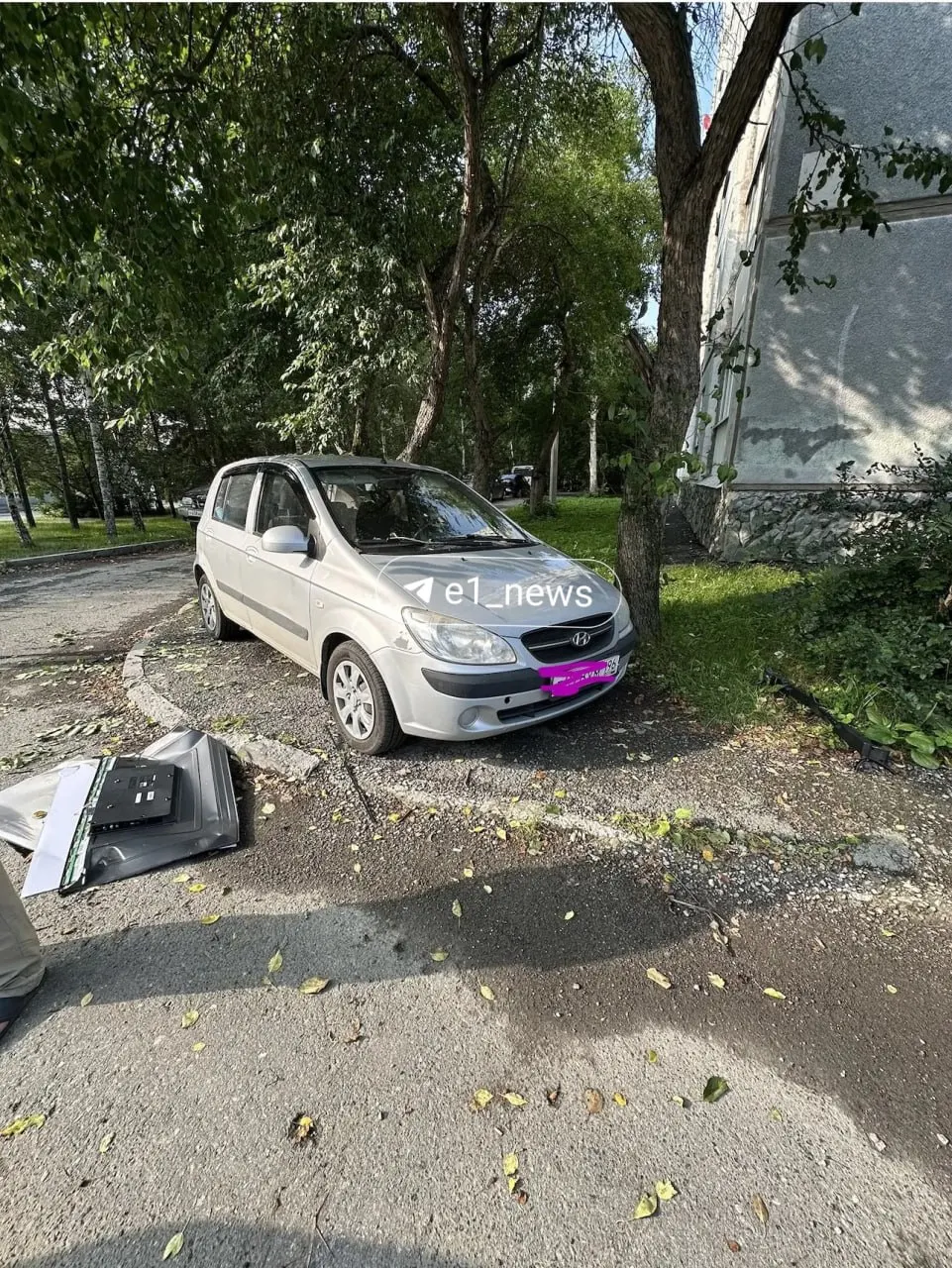 Ночью у дома на Начдива Онуфриева, 22 в припаркованный автомобиль прилетели предметы из окон многоэтажки. Владелица заявила в полицию, проводится проверка, есть повреждения автомобиля.