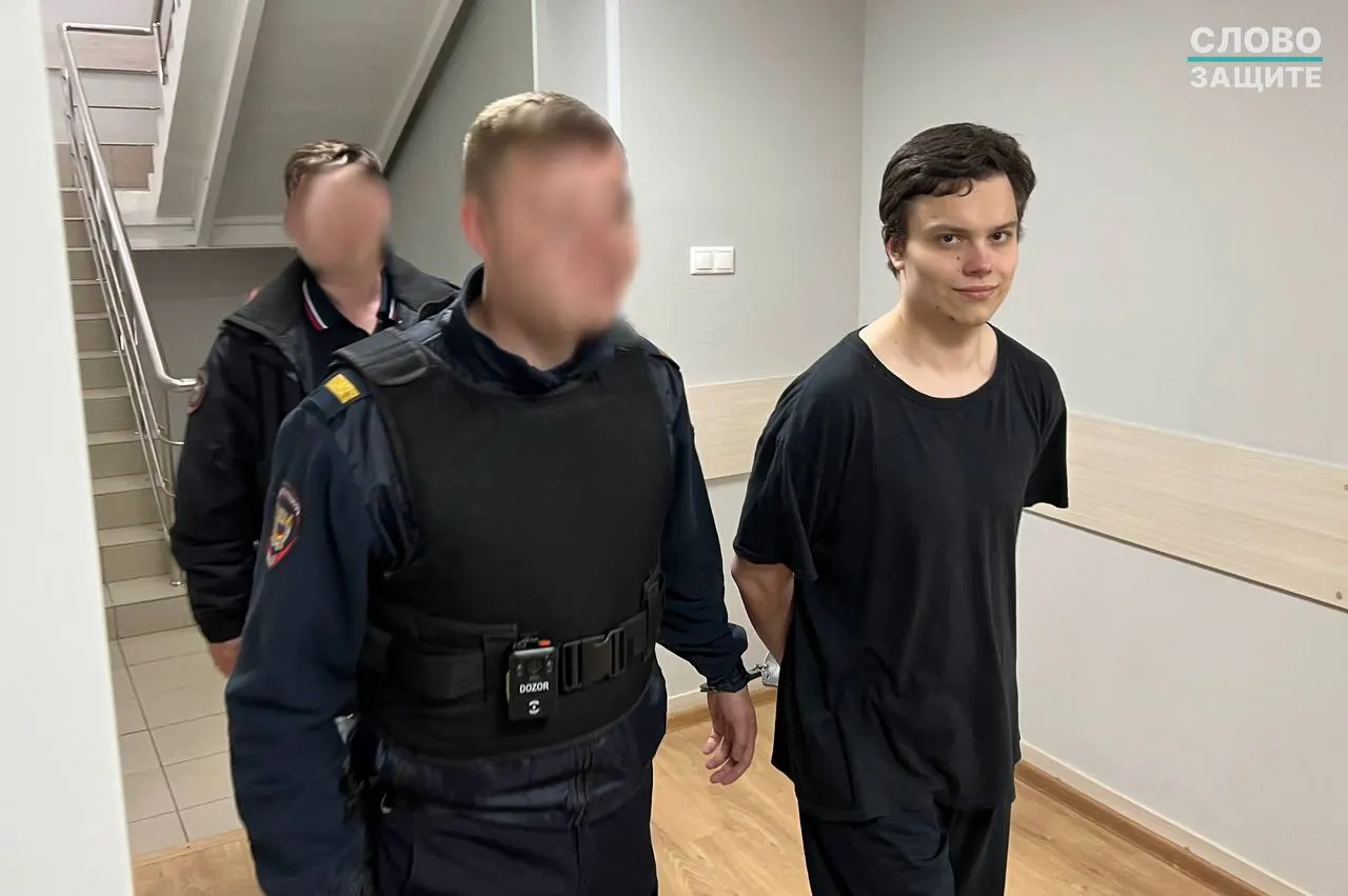 Адвокат сообщает, что в адрес Парамошина оформили три дисциплинарных взыскания после его отказа писать заявление на выдачу робы; его также поставили на учёт как «склонного к побегу» и «к нападениям на сотрудников», что защита считает необоснованным.