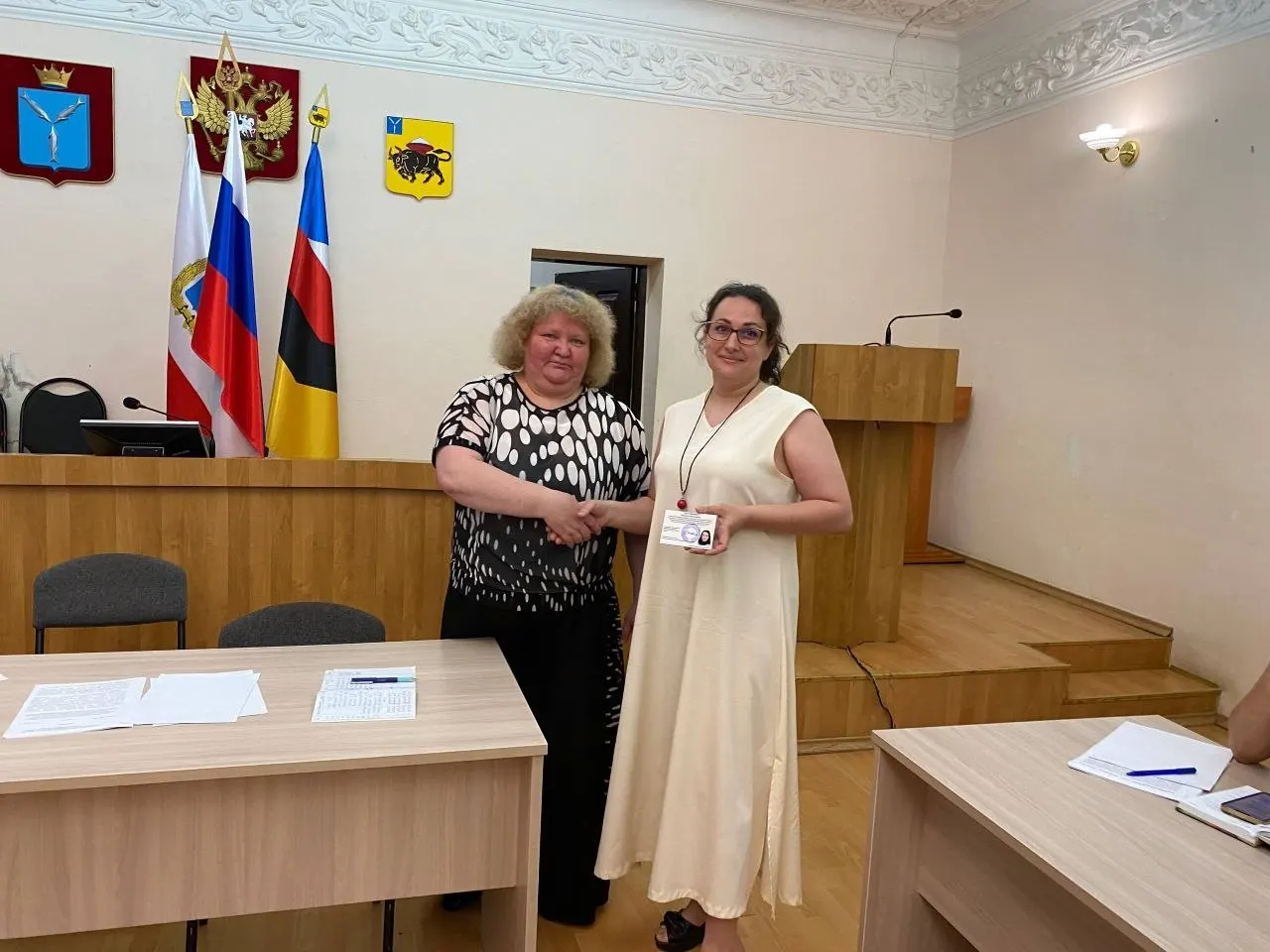 Депутатка Марксовского района Ксения Чернова подала документы от партии «Яблоко» и официально зарегистрирована кандидатом; ранее она высказывала антивоенные позиции и подвергалась давлению со стороны сторонников войны.