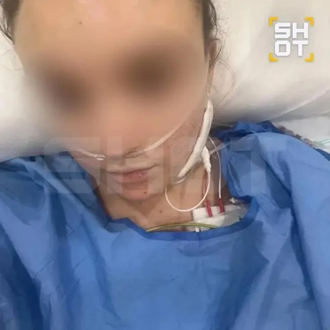 20-летняя студентка из Приморского края попала в реанимацию из‑за стафилококковой инфекции, поразившей клапаны сердца; родственники собирают около 10 млн рублей на операцию.