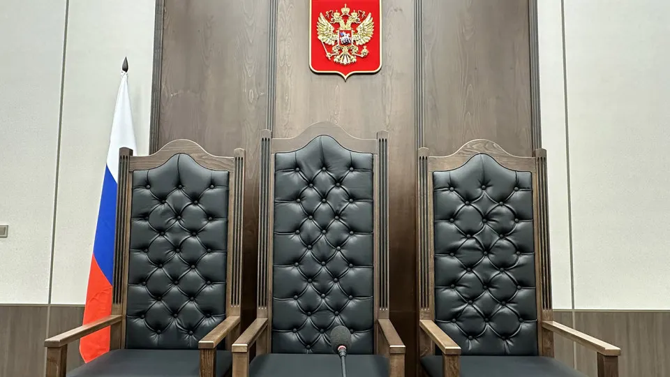 Правительственная комиссия поддержала инициативу о смягчении требований к сотрудникам аппаратов судов — это должно частично решить кадровый дефицит, но юристы предупреждают о рисках для качества судопроизводства.