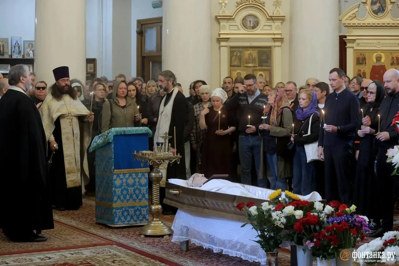 Сотни петербуржцев пришли к Скорбященской церкви проститься с Андреем Бурлакой. Похороны пройдут на кладбище «Красная горка» рядом с поселком Колтуши; Бурлака — автор трехтомника «Рок‑энциклопедия».