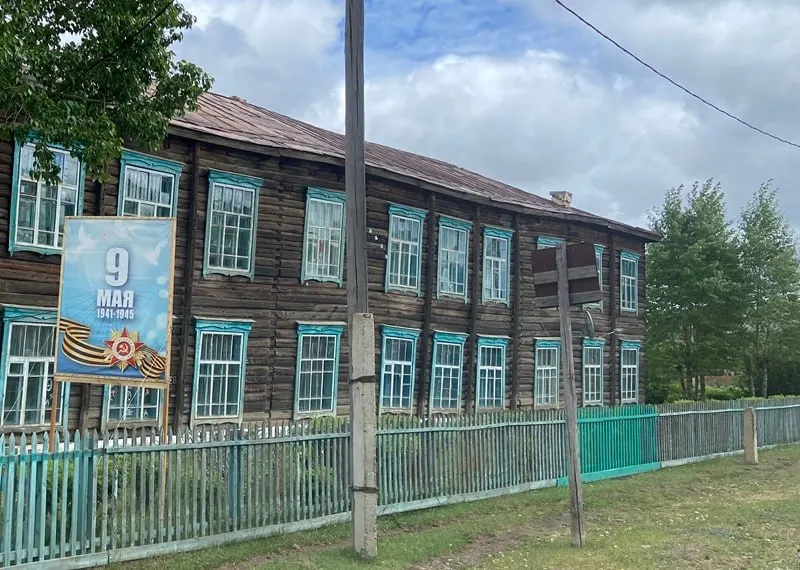 После закрытия аварийной школы в Улятуе Забайкальского края жители требуют строительства нового здания: сейчас детей возят в соседнее село, а перспективы решения остаются неясными.