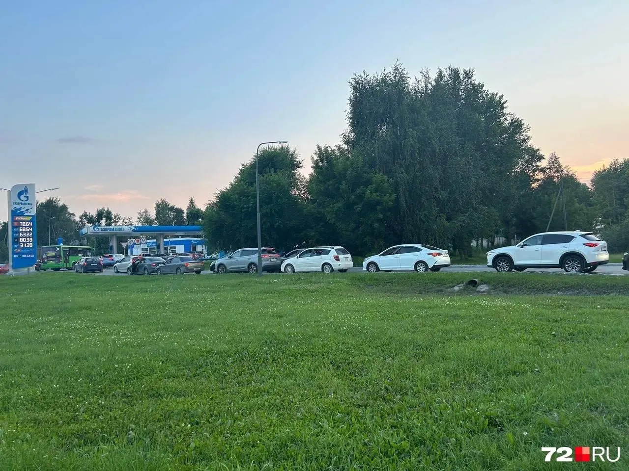 Тюменцы жалуются на многокилометровые очереди на сетевых АЗС, переплаты на мелких заправках и «звёздочки» на табло, указывающие на возможные отклонения цены.