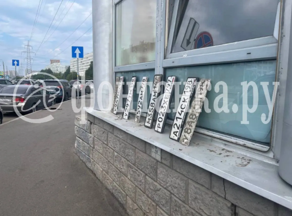 После сильного ливня на нескольких улицах Петербурга автомобилисты и прохожие нашли и собирают разбросанные госномера.