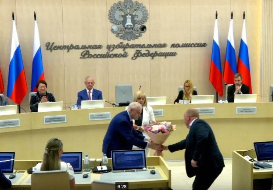 На заседании Центральной избирательной комиссии единогласно подтвердили возможность выдвижения 260 кандидатов от «Справедливой России», выдали удостоверение лидеру партии, назначили члена комиссии с правом совещательного голоса и утвердили региональных финансовых уполномоченных «Яблоко».