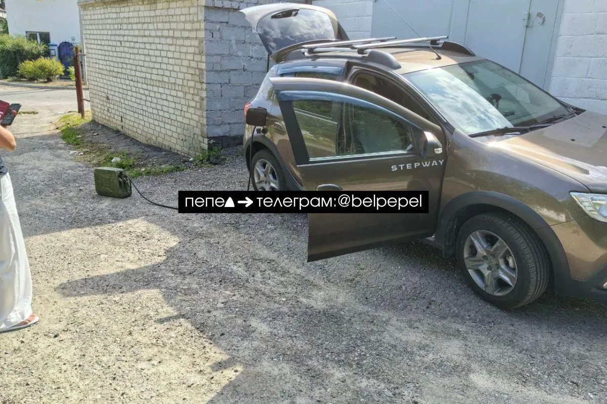 Из‑за отсутствия работающих автозаправок жители Ракитянского округа ездят в Белгород, заправляются и выкачивают топливо в канистры — иногда по нескольку подходов, чтобы запастись бензином.