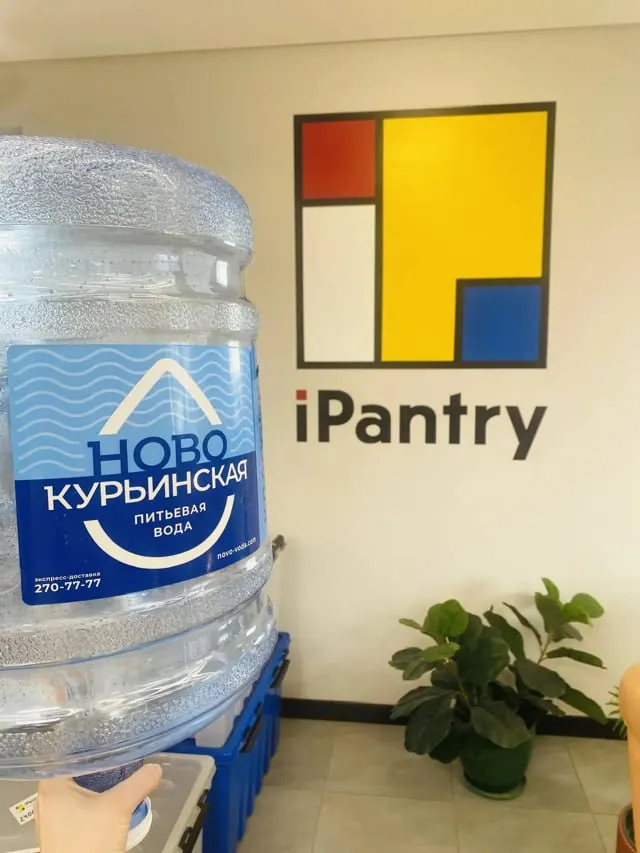 Колл‑центр компании эвакуировали и временно приостановили работу после падения беспилотника на стоянке рядом с логистическим центром; склад не пострадал, перенос офиса обслуживания клиентов займёт несколько дней.
