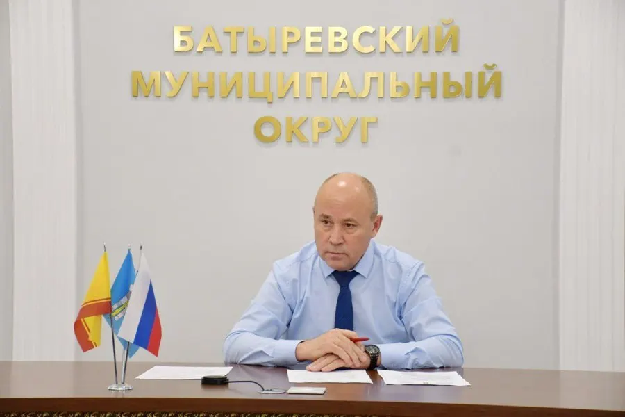 Полномочия главы Батыревского округа прекращены досрочно с 20 июля 2026 года; ранее в отношении него возбудили уголовное дело, в ходе обысков изъяли оружие и документы.