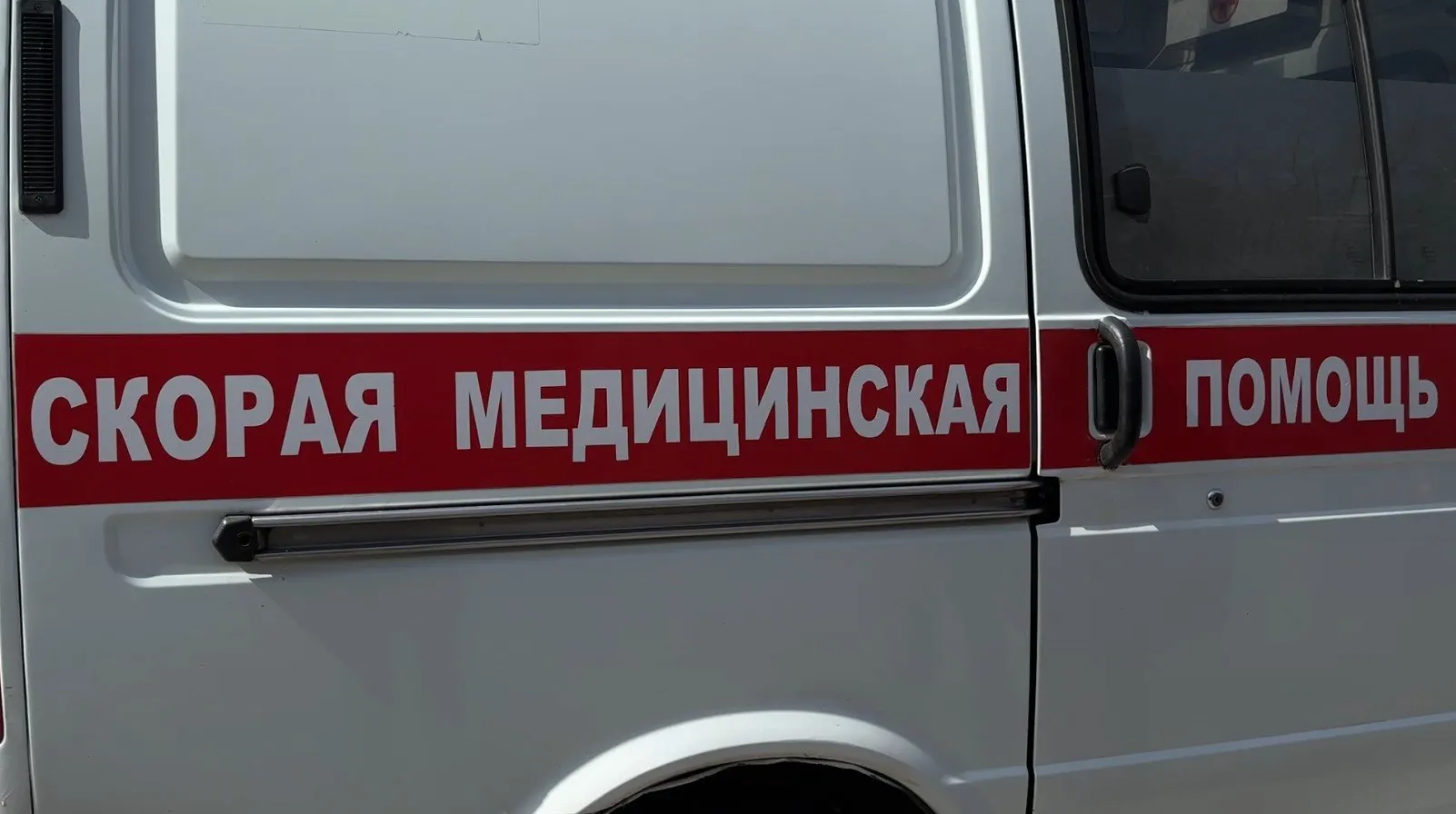Власти региона сообщили, что машины скорой помощи, МЧС, полиции, коммунальные и дорожные службы получают топливо в приоритетном порядке; для районов с дефицитом организуют дополнительные поставки.