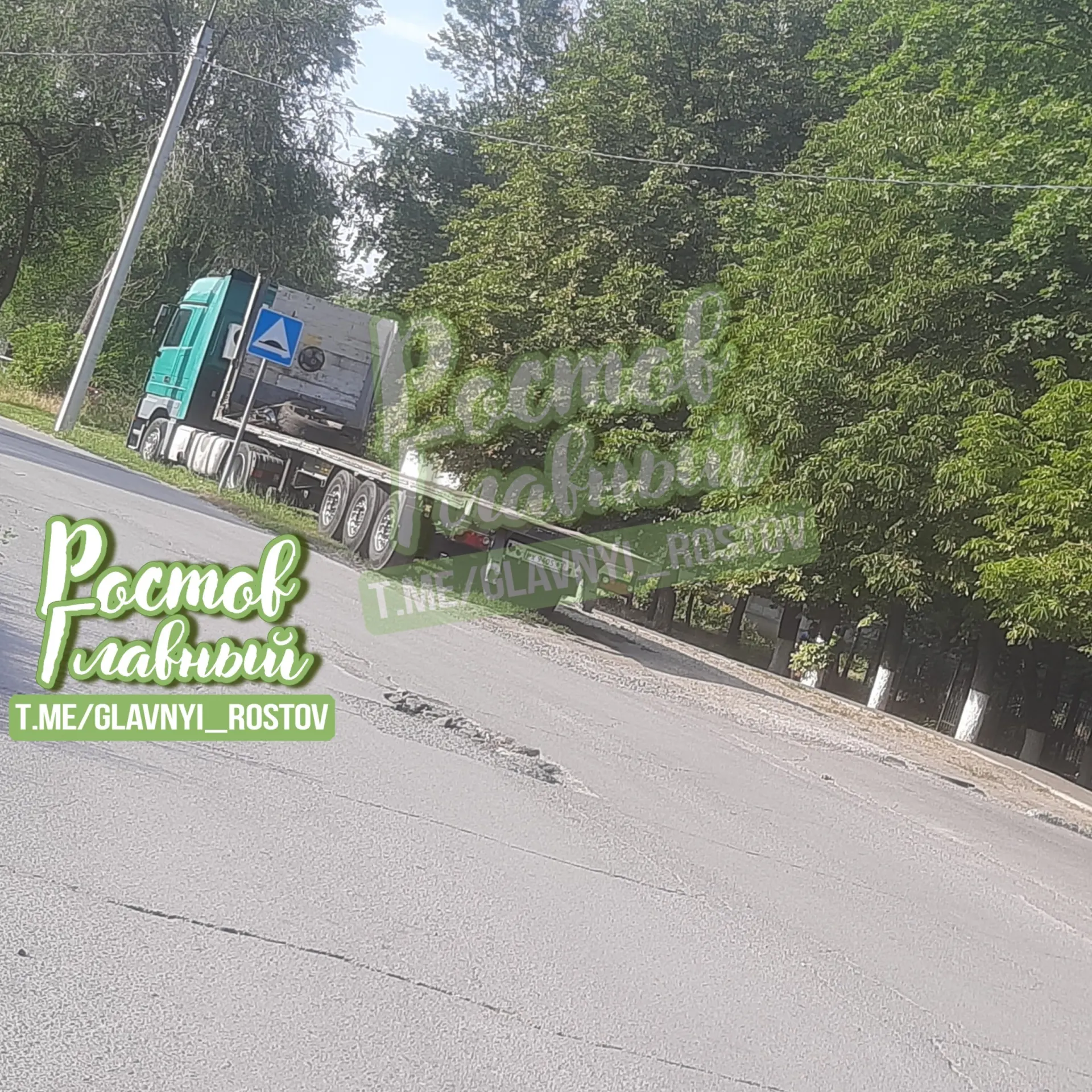 Жители сообщают, что уже несколько лет грузовой автомобиль постоянно паркуется на газоне у дома на Вятской, 37/1; во время дождя с участка размыло грязь. Просят проверить, не должны ли такие машины стоять на специализированных стоянках.
