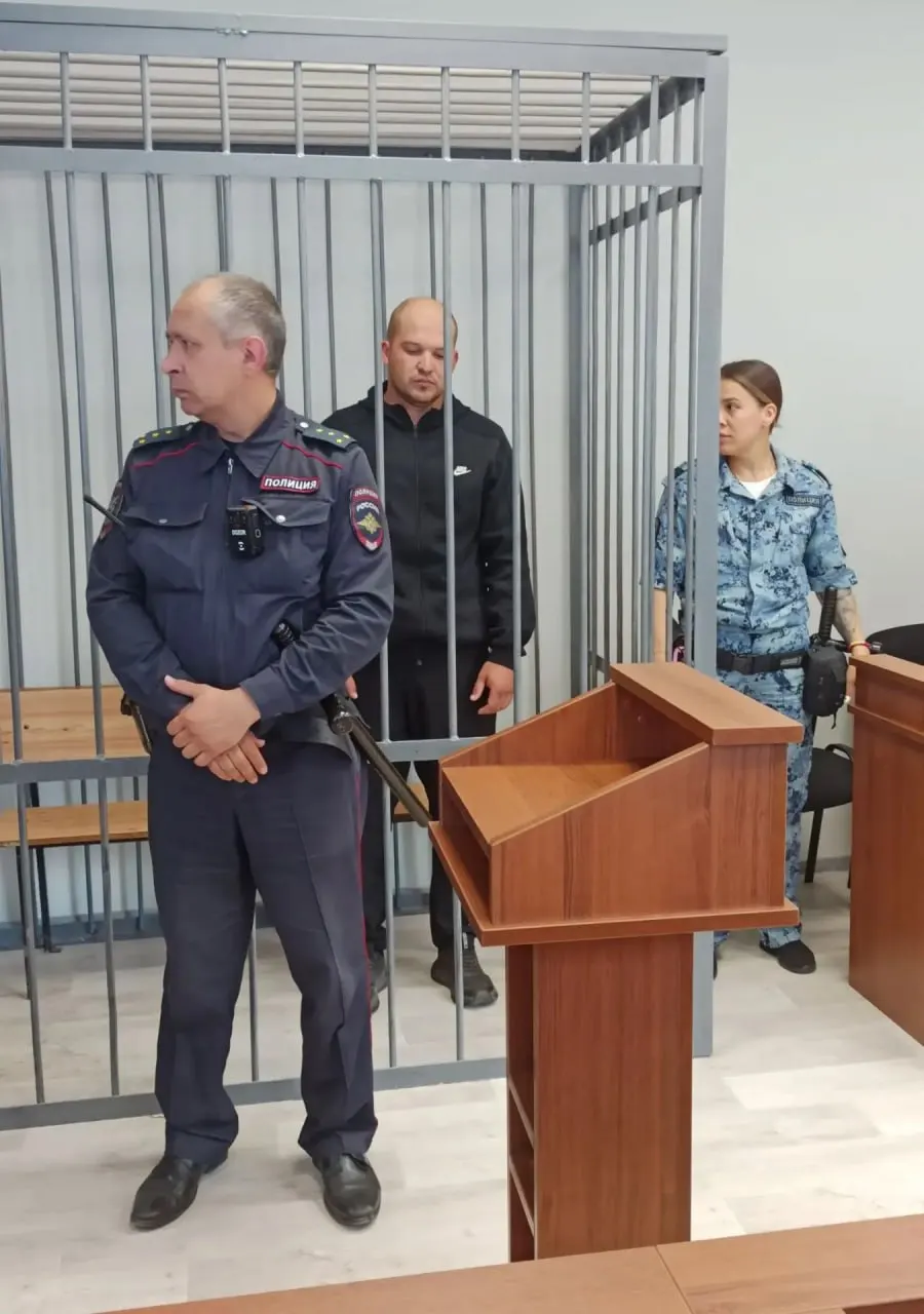 Никита Трухин взят под стражу до 2 сентября 2026 года. Следствие считает, что при развороте он не уступил дорогу ВАЗ-2110: в результате столкновения погибли четыре человека, двое пассажиров иномарки получили травмы.
