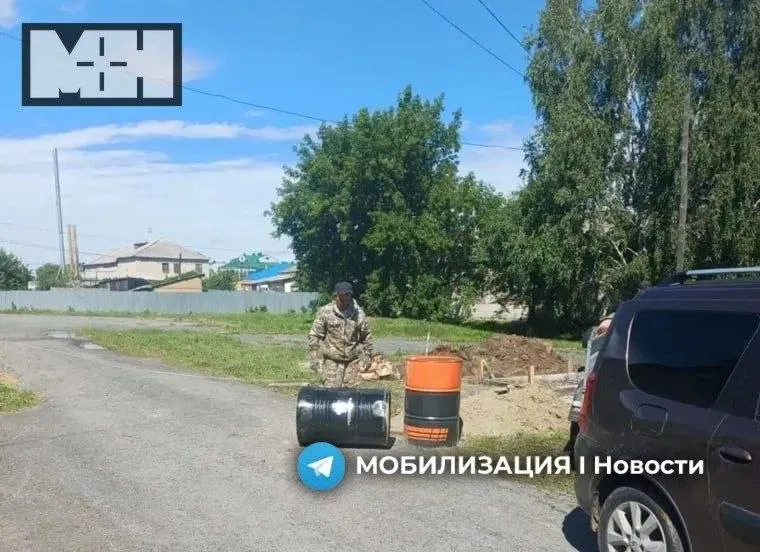 Жители Аромашево возмущены: монумент планируют установить рядом с канализационными люками и септиком, хотя есть более подходящая площадка у администрации.