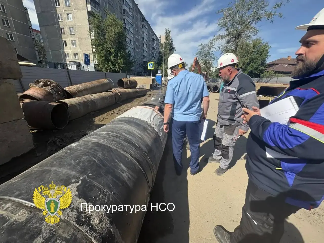 В Новосибирске ряд улиц остаётся перекопанным из‑за ремонта и проверки теплотрасс. Жители жалуются на долгие перекрытия, прокуратура держит ситуацию под контролем.