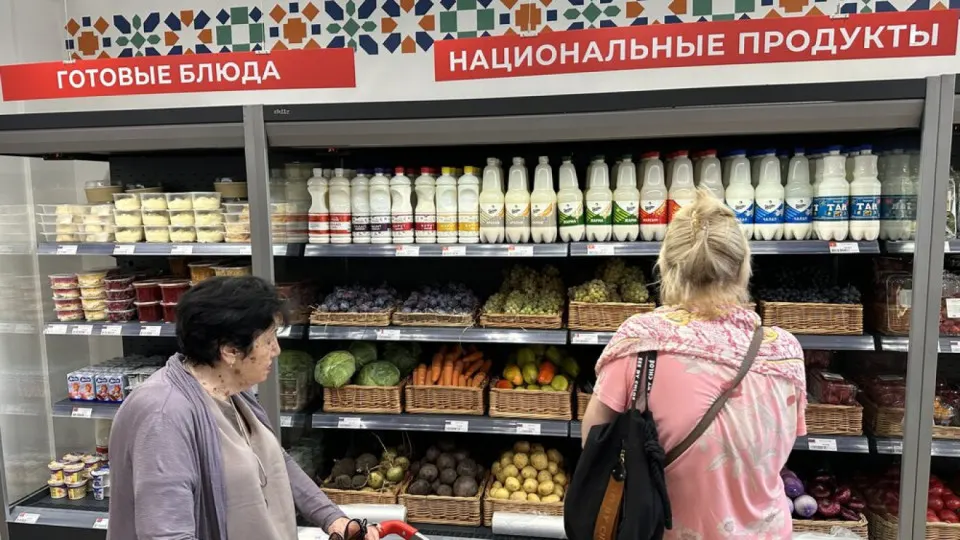 Ассоциация «Народный фермер» сообщает о срывах сроков доставки молочной продукции в ряде регионов из‑за дефицита топлива и просит ритейлеров не применять штрафные санкции. В Минпромторге заявляют о готовности принять меры, но конкретного плана пока нет.